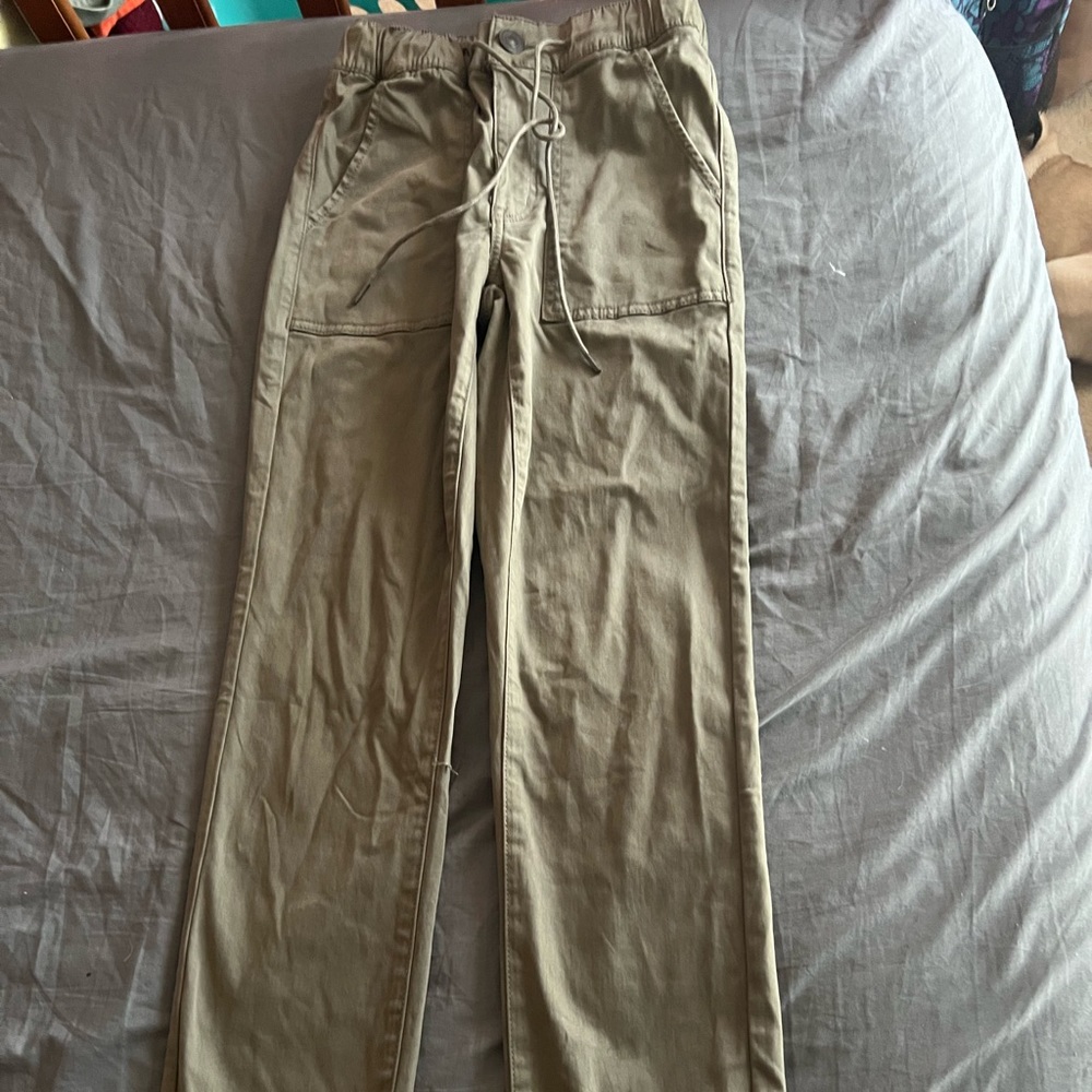 American Eagle size 00 my daughter just outgrew… Sorry for the wrinkles.